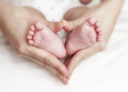 newborn-baby-feet-in-the-mothe-46326754_1